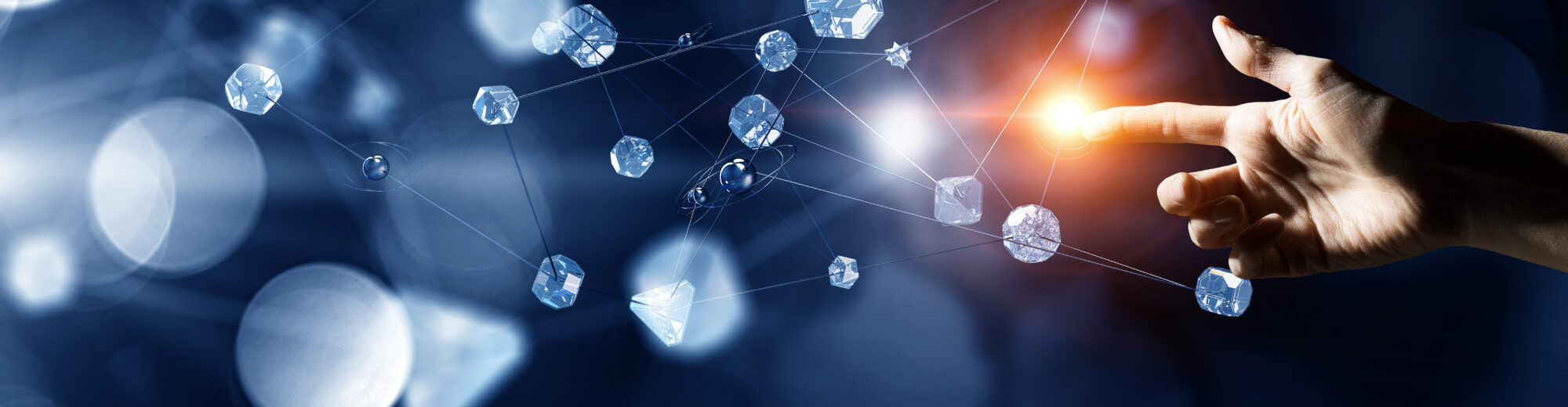 Symbolische Darstellung einer digitalen Vernetzung mit einer Hand, die eine leuchtende